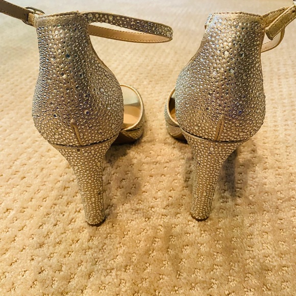 Silver Heels - Picture 2 of 2